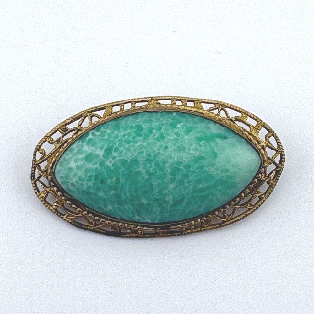 Vintage Green Mottled Cabochon Brooch Ornate Gold Tone Filigree Oval Pin